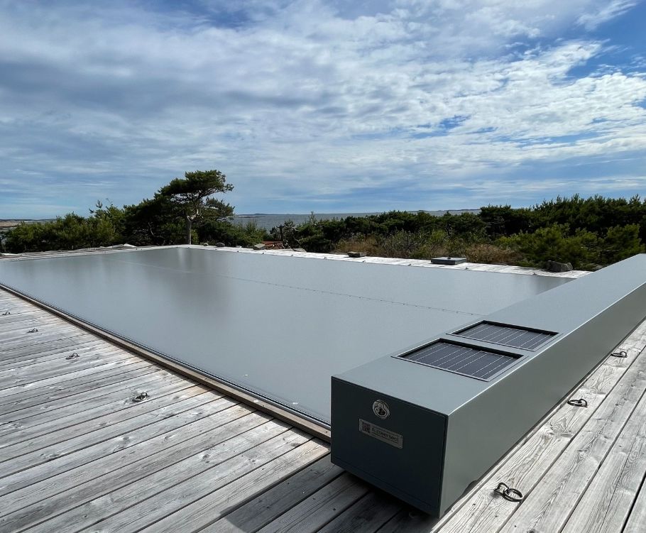Basseng på terrasse med overdekke