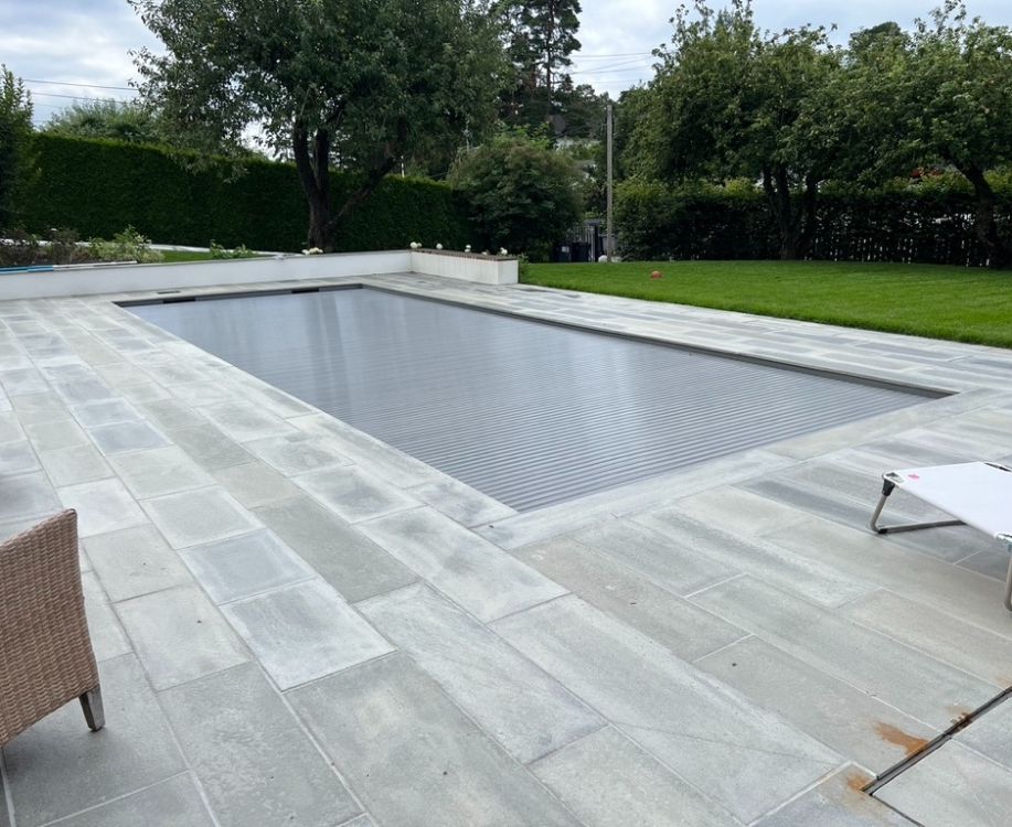 Basseng på grå terrasse