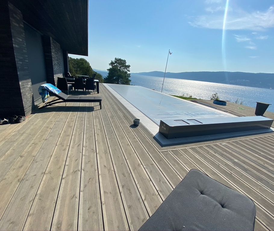 Basseng i solfylt dag