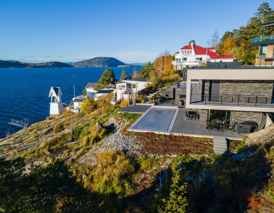 Basseng utenfor hus i ås