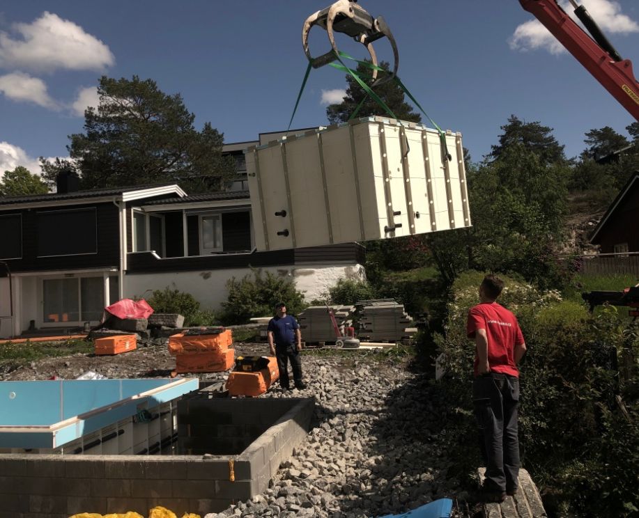 Basseng heises på plass